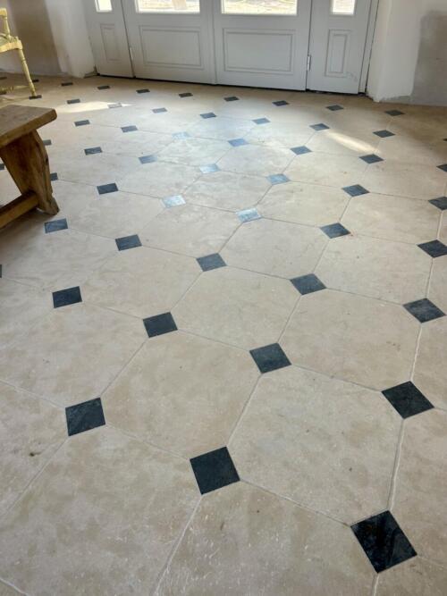 ATLAS BEIGE PIERRE DU MAROC AVEC CABOCHON NOIR