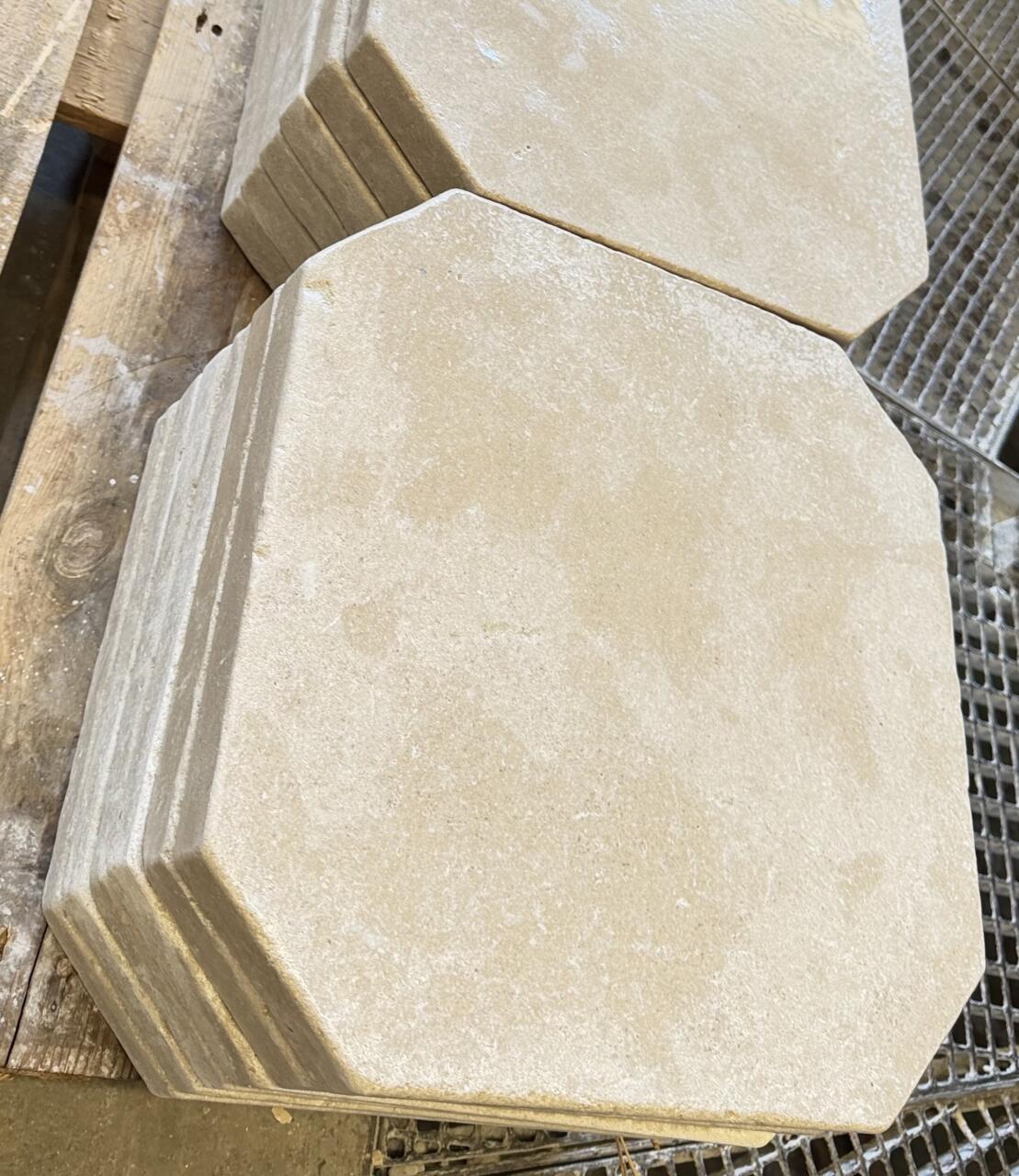 Dallage pierre naturelle ATLAS BEIGE Vibré 40x40 cm 4 pans coupés + cabochon, épaisseur 1,5 cm - Prix au m² – Image 4
