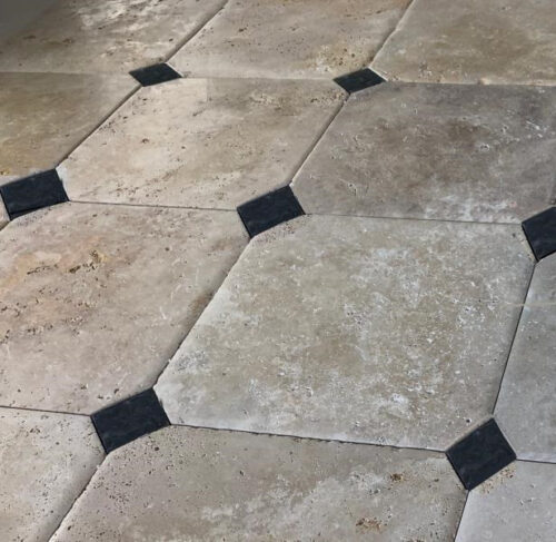 Travertin bombé, cabochon, 4 pans coupés par dalle, épaisseur 1,2cm