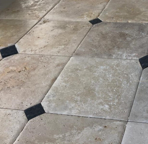 Travertin bombé vieilli à la main + cabochon 2 pans coupé par dalle