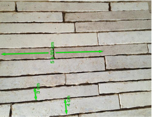 Pierre de Parement face plate et arêtes légèrement ébréchées Longueur 5 à 30cm Hauteur d'assise 3 et 4cm Queue (épaisseur du mur) 2cm