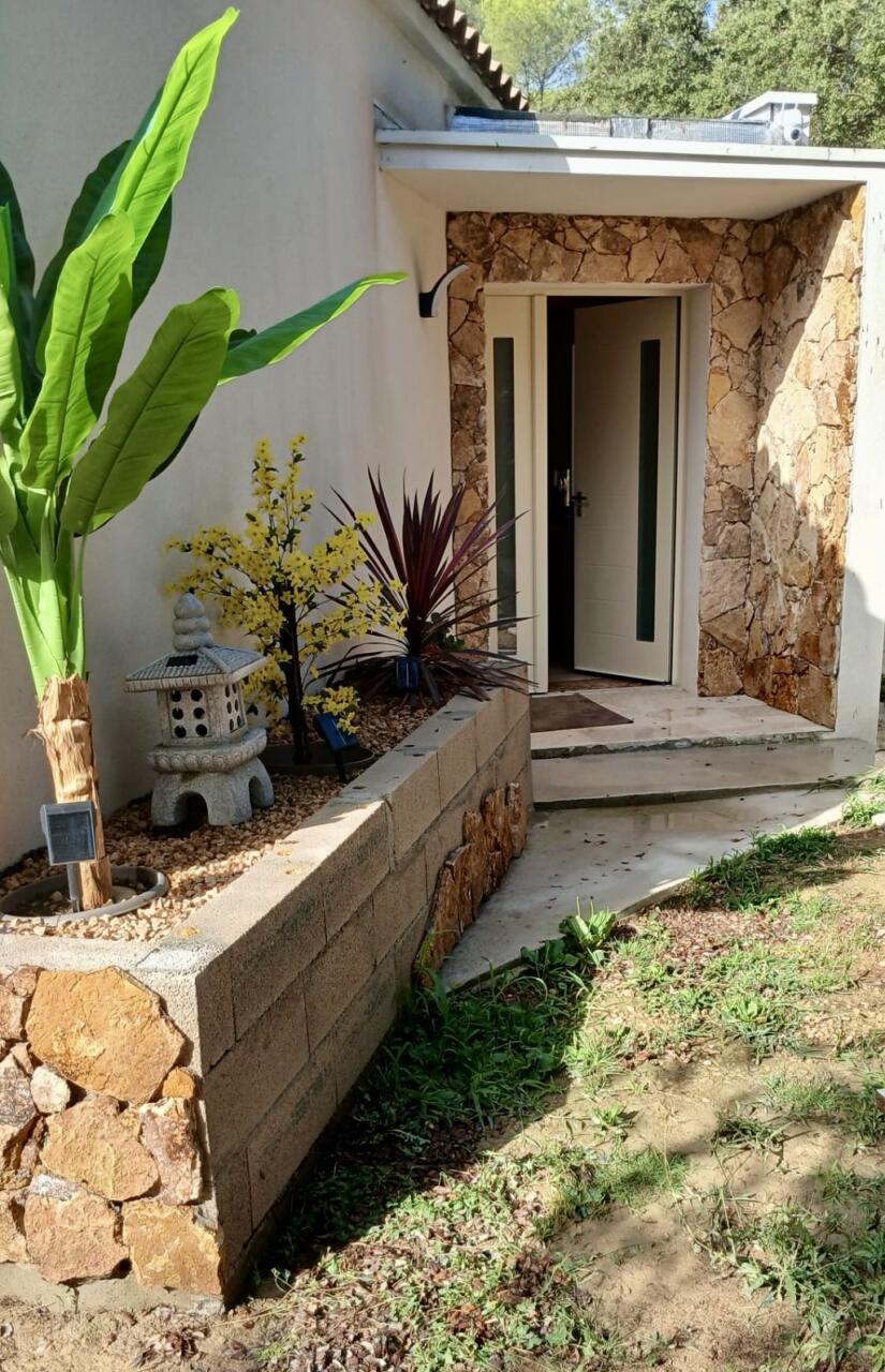 PAREMENT PIERRE D'OR EN COURS DE POSE