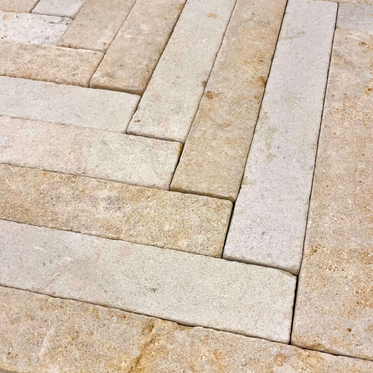 Dallage en chevron pierre antica parquet