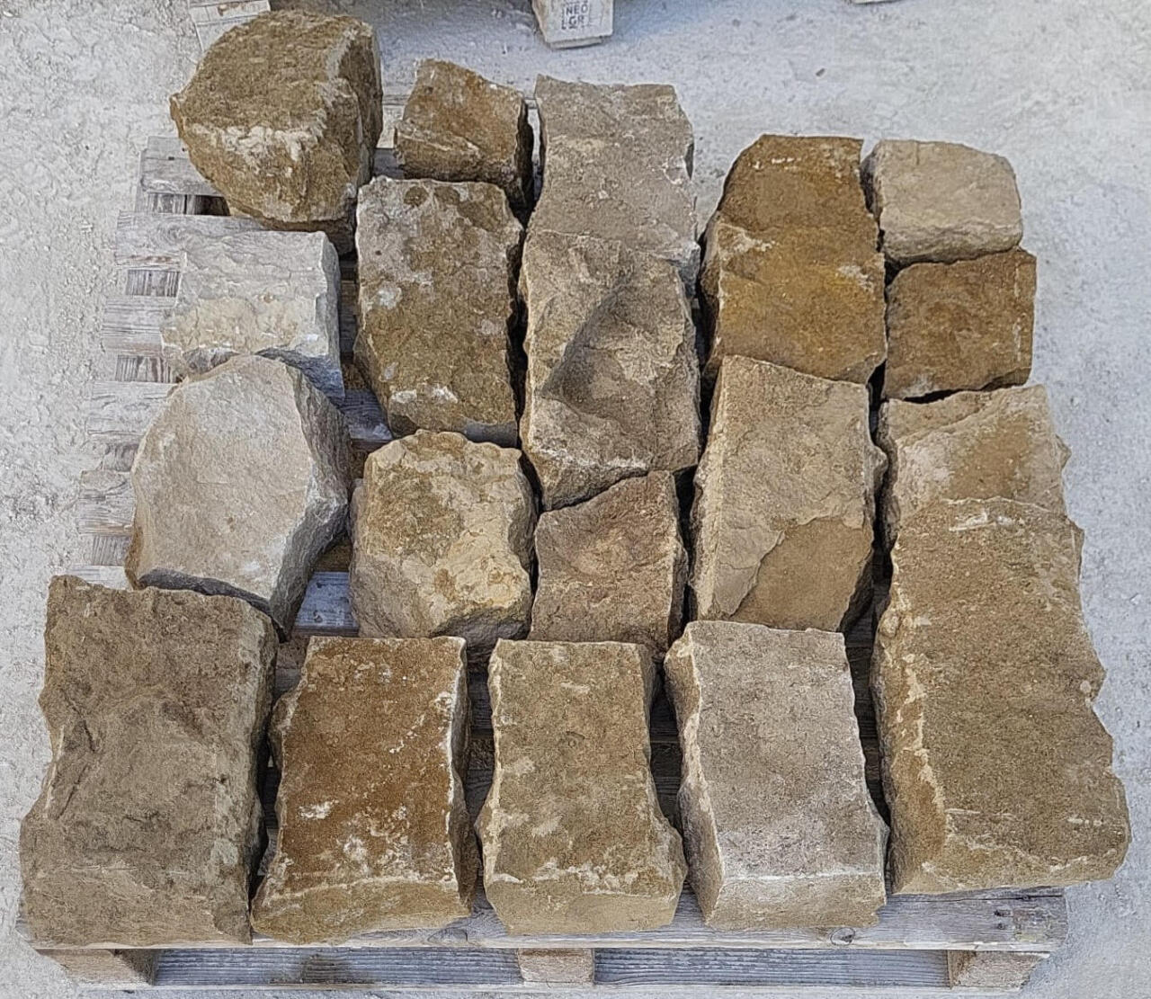 Moëllon pierre de Dordogne Grossièrement équarri 6 FACES ÉCLATÉES Montagnac B2 toutes nuances de Gris.