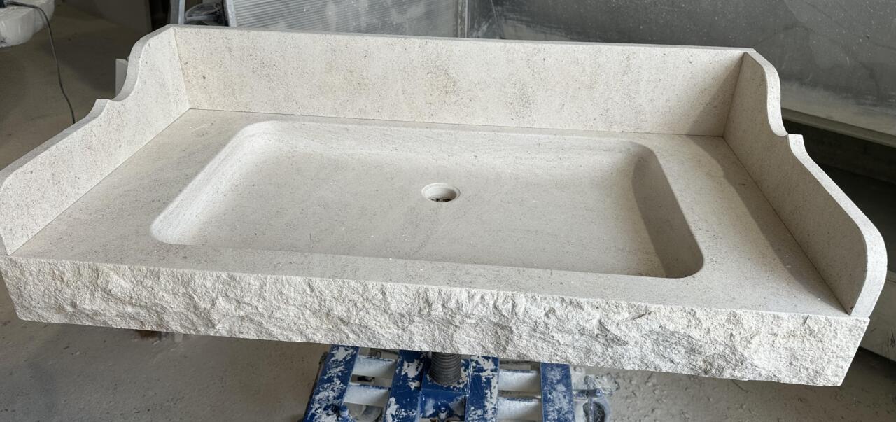 VASQUE MANHATTAN + 3 dosserets dont 2 galbés Pierre naturelle MAUVY adouci + hydrofuge/Oléofuge Finition adoucie, devant éclaté, arêtes légèrement arrondies à la main 100 x 50 x 10cm, bac de 80 x 40 x 8cm