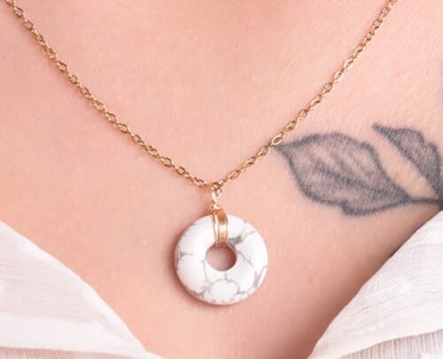 COLLIER LOA DORÉ HOWLITE BLANCHE A