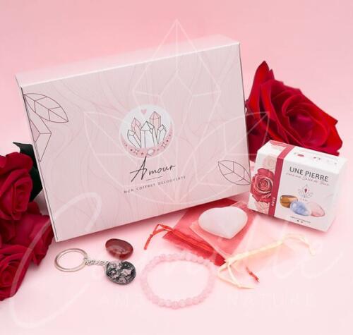Porte Clé Rhodonite ; Pendentif Pierre Percée Cornaline ; Galet Coeur Sélénite ; Bracelet Boule 06mm Quartz Rose ; Savon Rose ; Pochette Organza Saumon ; Pochette Organza Rouge.