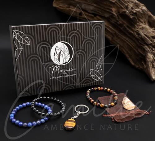 Contenu du coffret : Porte Clé Oeil De Tigre ; Bracelet 08mm Taille 2 Lapis Lazuli ; Bracelet 08mm Taille 2 Oeil Multiple ; Bracelet 08mm Taille 2 Onyx ; Pierre Roulée Jaspe Paysage ; Pochette Organza Marron.