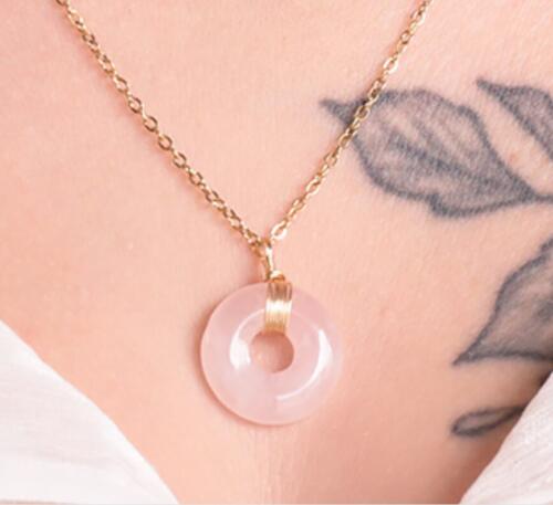 Pierre(s) : Quartz Rose - Qualité : A (Bonne) Couleur : Doré - Rose Taille du collier : 48 à 53cm Dimamètre donut : 17mm Métal : Acier Inoxydable *Afin de préserver vos bijoux, ne pas mettre en contact avec l’eau.