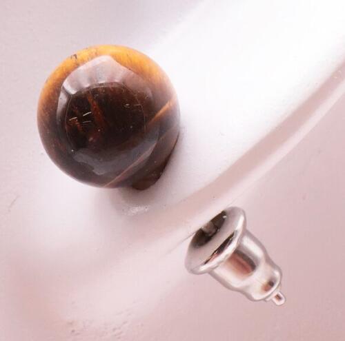 BOUCLE D'OREILLE MODÈLE 04 BOULE 8MM OEIL DE TIGRE Référence : 3701459082179 Couleur : Marron - Noir Taille des perles : 8mm *Ces boucles d'oreilles sont confectionnées en acier inoxydable.