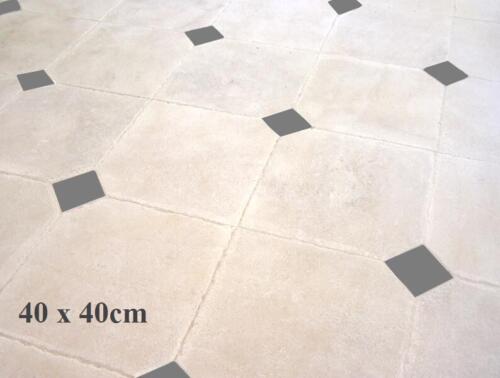 VIEILLE DALLE ANTIQUE DU PÉRIGORD MONTAGNAC CRÈMEVieillie et patinée à la main 220 40 x 40 + CABOCHON 7x7x1,5cm (37,5 kg/m²) Epaisseur 1,5cm Avec 2 pans coupés par dalle = 3,2 cabochons /m² + cabochon noir 7 x 7cm