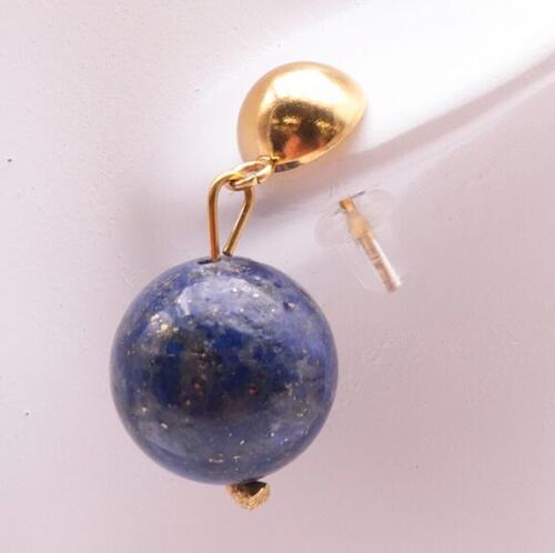 BOUCLE D'OREILLE MODÈLE 08 BOULE 12MM LAPIS LAZULI Taille des Perles : 12mm – Prix à la paire Référence : 3701459082513 Couleur : Bleu Taille des perles : 12mm *Ces boucles d’oreilles sont confectionnées en acier inoxydable