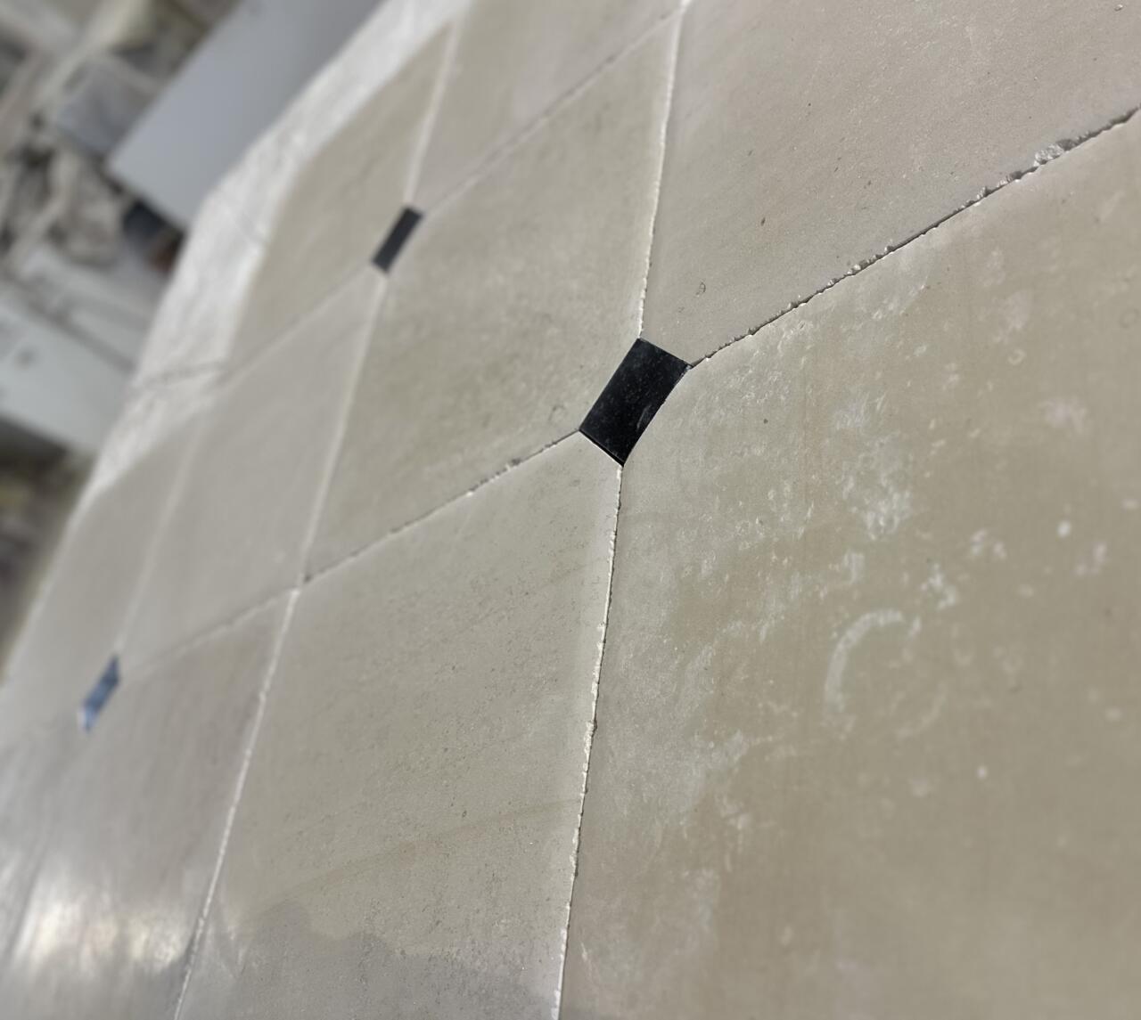 VIEILLE DALLE ANTIQUE DU PÉRIGORD MONTAGNAC CRÈME Vieillie et patinée à la main 40 x 40cm Avec 2 pans coupés par dalle + cabochon noir - Prix au m² – Image 4