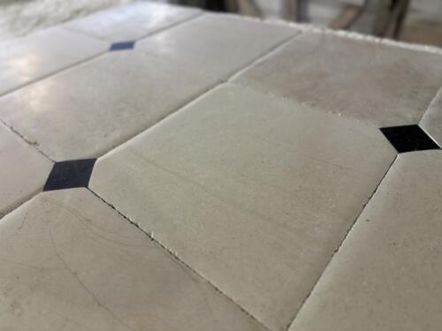 Montagnac Crème vieilli main avec cabochon avec 2 pans coupés par dalle