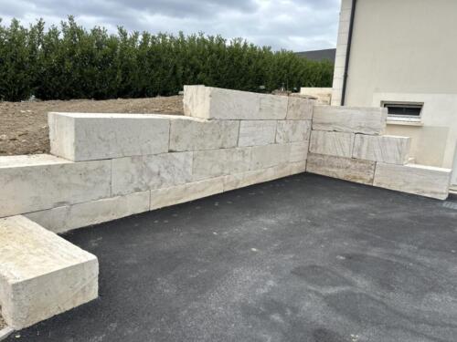 Pierre de Bourgogne Franche-Comté bloc soutènement, ammenagement urbain, banc, mur