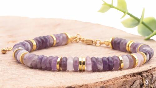 BRACELET ONA DORÉ AMÉTHYSTE A Référence : 3701459098668 Couleur : Doré - Violet Taille du bracelet : 17 à 23cm Diamètre des perles : 06mm Métal : Acier Inoxydable *Afin de préserver vos bijoux, ne pas mettre en contact avec l’eau.