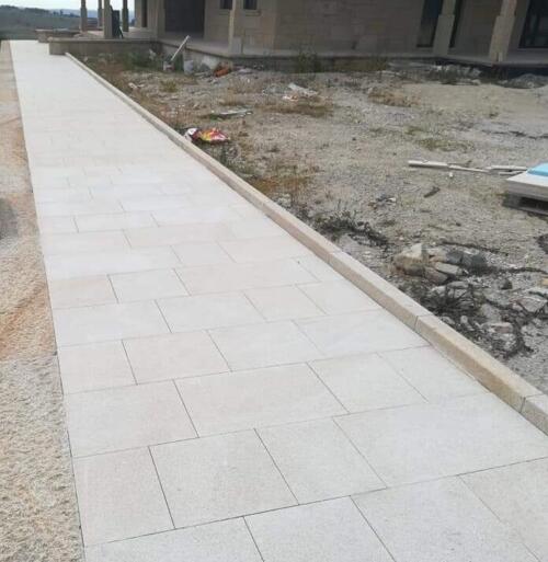 GRANIT BEIGE LEO aux nuance de gris clair Bouchardé 40 x 20cm Epaisseur 6cm