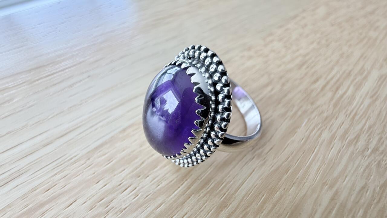 Bague FB en argent 925 & Améthyste Bague modèle aléatoire parmi les 20 modèles Composition : Argent 925/1000 d’Inde Taille réglable *Manipulé avec précaution, les bagues réglables sont fragiles.