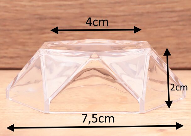 SOCLE EN PLASTIQUE Couleur : Transparent Base : 7,5 cm Haut (partie supérieure) : 5cm Espace pour accueillir la sphère : 4cm Hauteur totale : 2cm