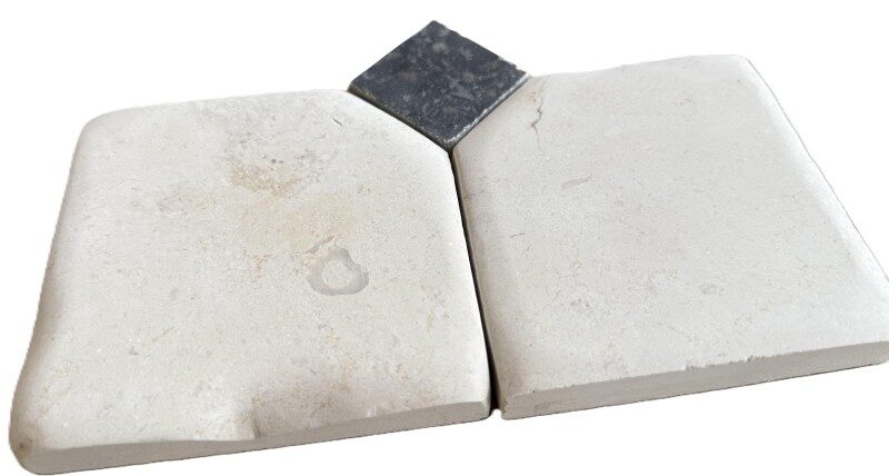 Mareuil Sainte-Croix B5 pierre marbrière du Périgord vieilli et patiné à la main 40x40x1,5cm avec 1 pan coupé par dalle pour cabochon 7x7cm - Prix au m²