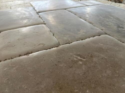 Vieillie bombée et patinée à la main 120, Bords légèrement épaufrés. Petit Opus Romain IV pour joint de 2mm: 60,1 x 40cm; 40 x 40cm; 40 x 19,9cm et 19,9 x 19,9cm.